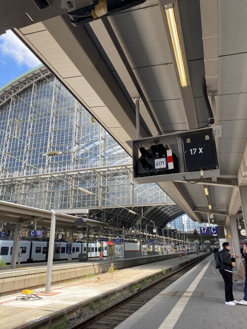 Zugdeckungssignal am Gleis im Frankfurter Hauptbahnhof
