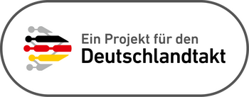 Logo Deutschlandtakt Eine Variation des Logos für den Deutschlandtakt. Links ist eine grafische Darstellung von fünf Gleisen, die mittleren drei sind in den Farben Schwarz, Rot, Gold. Rechts steht der Text Ein Projekt für den Deutschlandtakt.