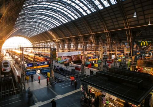 Ein Blick in die Frankfurter Bahnhofshalle aus einer erhöhten Position.