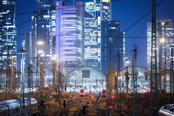 Skyline der Stadt Frankfurt mit Hauptbahnhof davor