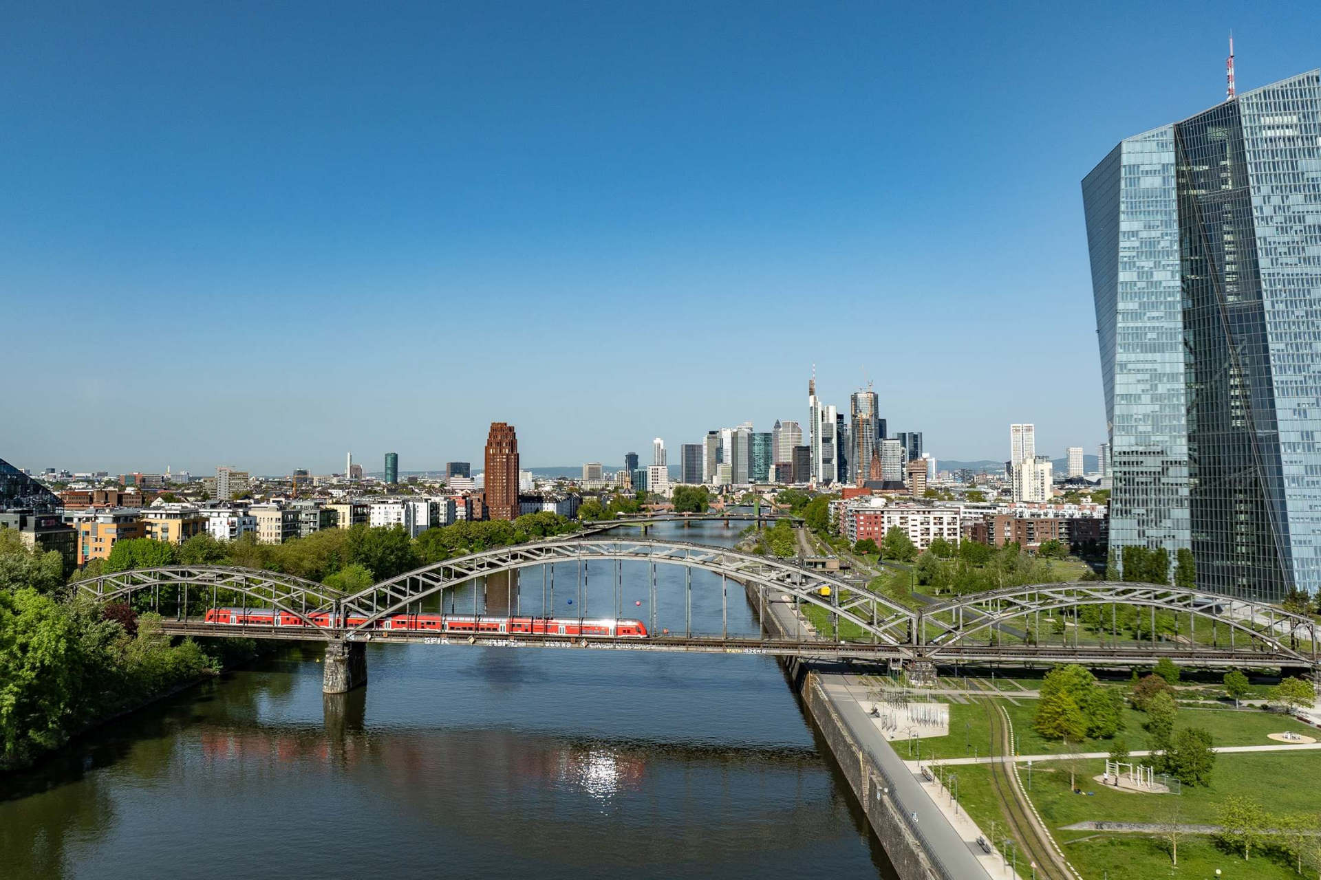 Die Deutschherrnbrücke in Frankfurt Süd im Vordergrund. Rechts dahinter steht die Europäische Zentralbank.