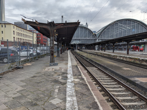 Bild vom Außenbereich des Frankfurter Hauptbahnhofs (Gleis 25)