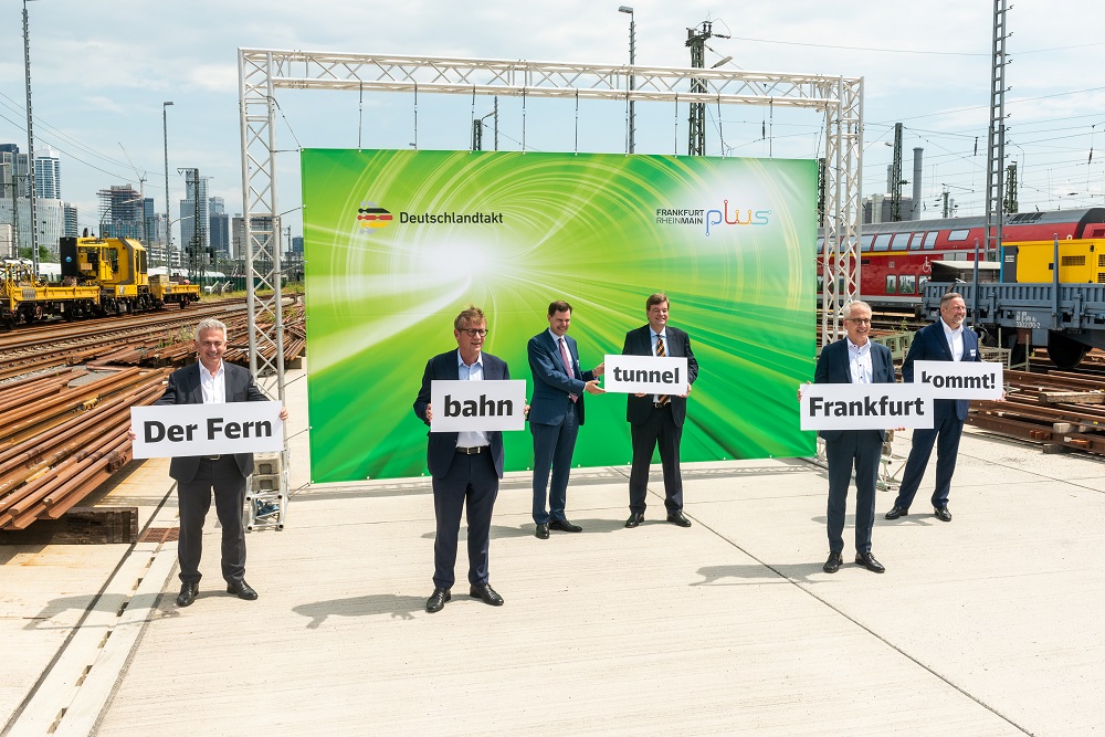 Die Teilnehmer bei der Auftaktveranstaltung zum Fernbahntunnel Frankfurt.