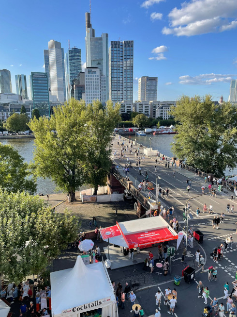 Luftbild auf den Infostand Fernbahntunnel Frankfurt. Im Hintergrund ist die Skyline zu sehen.