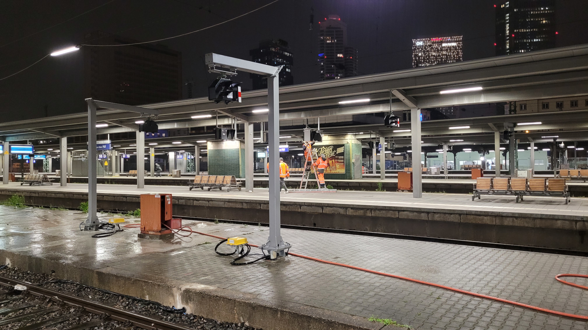 Bauarbeiter arbeiten am Bahnsteig im Frankfurter Hauptbahnhof
